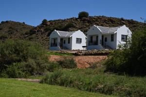 a row of white houses on a hill at Ongersfontein gasteplaas in Richmond