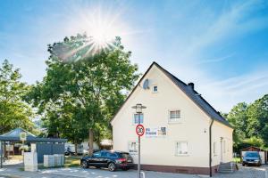 a building with the sun shining behind it at WG-Pension in Landshut +1 photo