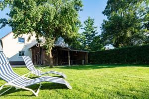 two chairs sitting in the grass in a yard at WG-Pension in Landshut