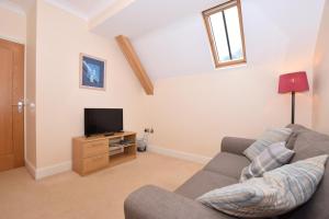 a living room with a couch and a tv at 2 Bed in Lynton oc-chap in Lynmouth