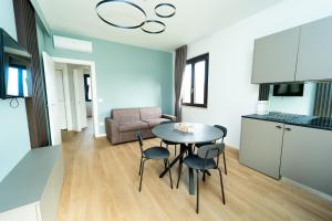 a kitchen and a table and chairs in a room at Verdechiaro village in Roseto degli Abruzzi