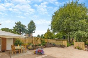 a backyard with a table and chairs and a fence at 2 Bed in Neenton oc-s29533 in Neenton
