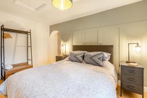 a bedroom with a large bed and two lamps at 1 Bed in Ashcott oc-m33651 in Ashcott