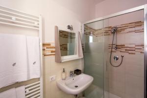 un bagno bianco con lavandino e doccia di Cianciana a Catania Altre 21 foto