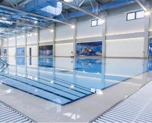 a swimming pool in a building with a swimming membrane at Apartmani Katnic in Jagodina