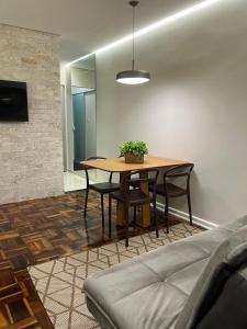 a dining room with a table and chairs in a room at B-54-Central com Wi-Fi e Ventilador, Sem Garagem in Londrina
