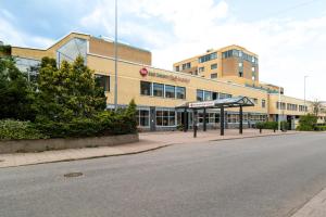 an empty street in front of a building at Best Western Plus Skogshöjd in Södertälje