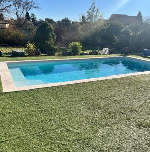 a swimming pool in the middle of a yard at La Tiny de la chicorée in Paulhan