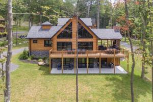 an overhead view of a log home with a large deck at Cabin Collina by Railey Vacations in McHenry