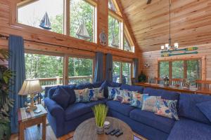 a living room with a blue couch in a cabin at Captains Quarters by Railey Vacations in Oakland +49 photos