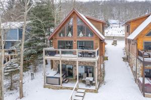 an aerial view of a log house in the snow at Captains Quarters by Railey Vacations in Oakland