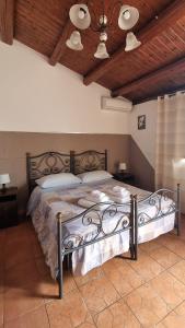 a bedroom with a large bed with a wooden ceiling at B&B Le Balate in Augusta