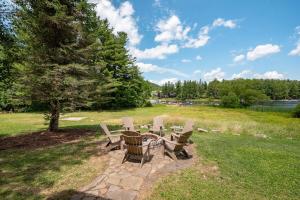a patio with a table and chairs in the grass at Castaway Cove by Railey Vacations in Oakland +50 photos
