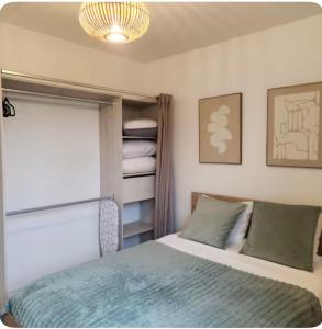 a bedroom with a bed and a window at Charmant Cocon en duplex avec jardin in Noisy-le-Sec