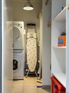 a laundry room with a washer and dryer at Le Loft De La Robine 110m2 in Narbonne