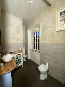 ein Badezimmer mit Waschbecken und Toilette in der Unterkunft Allulivus in Montenero + 108 Fotos