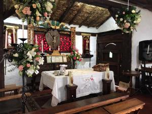 a dining room with a table with flowers on it at Hotel Puntalarga PGB in Nobsa