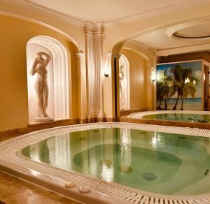 a large pool of water in a room with a statue at Hotel Polaris in Świnoujście