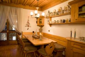 a dining room with a wooden table and chairs at I cuori in Cortina dʼAmpezzo