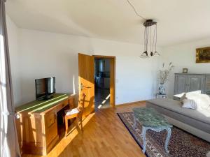 a living room with a couch and a flat screen tv at Beimannskath in Kalkar
