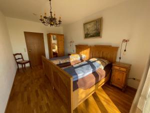a bedroom with two beds and a chandelier at Beimannskath in Kalkar