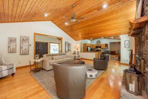 a living room with a couch and a ceiling at Cottage On The Cove by Railey Vacations in Swanton