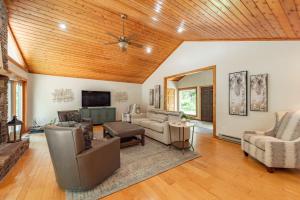 a living room with a wooden ceiling at Cottage On The Cove by Railey Vacations in Swanton