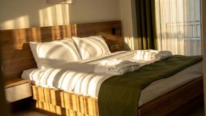 a bed with white sheets and pillows in a bedroom at TopTepeHome in Tire
