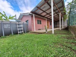 a house with a ladder in a yard at Tu casa en Omoa in Omoa