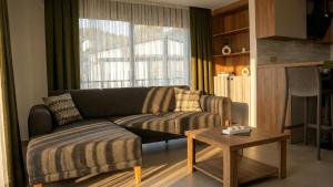 a living room with a couch and a table at TopTepeHome in Tire