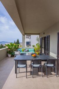 a patio with a table and chairs on a balcony at Apartmani Vale 2 in Hvar