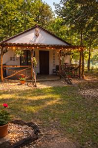 a small white house with a picnic table in the yard at Furó Vendégház 2 in Fülöp