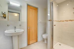 a bathroom with a sink and a toilet and a shower at 3 Bed in Totnes oc-bcdart in Broadhempston +8 photos