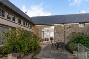 a brick house with a table and chairs in front of it at 3 Bed in Totnes oc-bcdart in Broadhempston