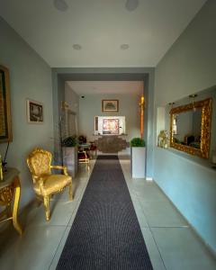 a hallway with a mirror and a chair and a rug at Hotel Continental Cassino in Cassino