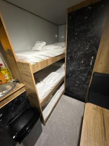 Ein kleines Zimmer mit zwei Etagenbetten und einem Waschbecken in der Unterkunft GoGolan in Madschdal Schams