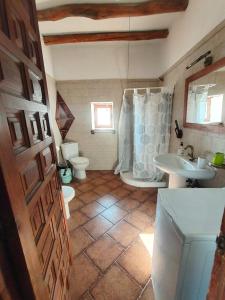 a bathroom with a toilet and a sink at Casa Mirador in Cáñar