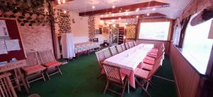 a restaurant with tables and chairs in a room at Pri Ancki Sobe Rooms Accomodation Ljubljana suburbs in Medvode