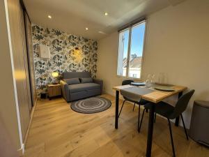 a living room with a table and a couch at Appartement hyper centre Amiens in Amiens