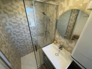 a bathroom with a shower and a sink at Appartement hyper centre Amiens in Amiens