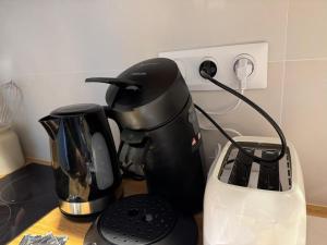 a coffee maker and a blender on a counter at Appartement hyper centre Amiens in Amiens