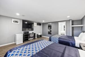 a hotel room with two beds and a desk at Western Inn by Capital O Cleburne TX in Cleburne