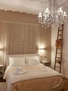 a bedroom with a bed with towels on it at Armonia - Casa Vacanze in Spello