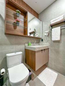 a bathroom with a toilet and a sink at Studio Moderno e Completo in Aracaju