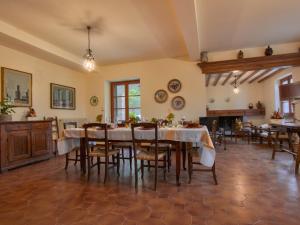 Restaurant o un lloc per menjar a Holiday Home Montebello by Interhome