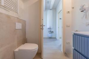 a white bathroom with a toilet and a sink at Apartment-Boutique Gioia in Cittadella +22 photos