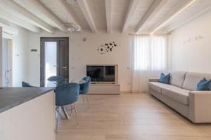 a living room with a couch and a table at Apartment-Boutique Gioia in Cittadella