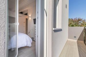 a bedroom with a view of a bed and a window at Apartment-Boutique Gioia in Cittadella