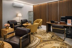 a waiting room with chairs and a table at Hotel Zenite in Angra do Heroísmo +13 photos