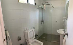 a bathroom with a toilet and a sink at Brisas de Centenario in Paso de los Toros